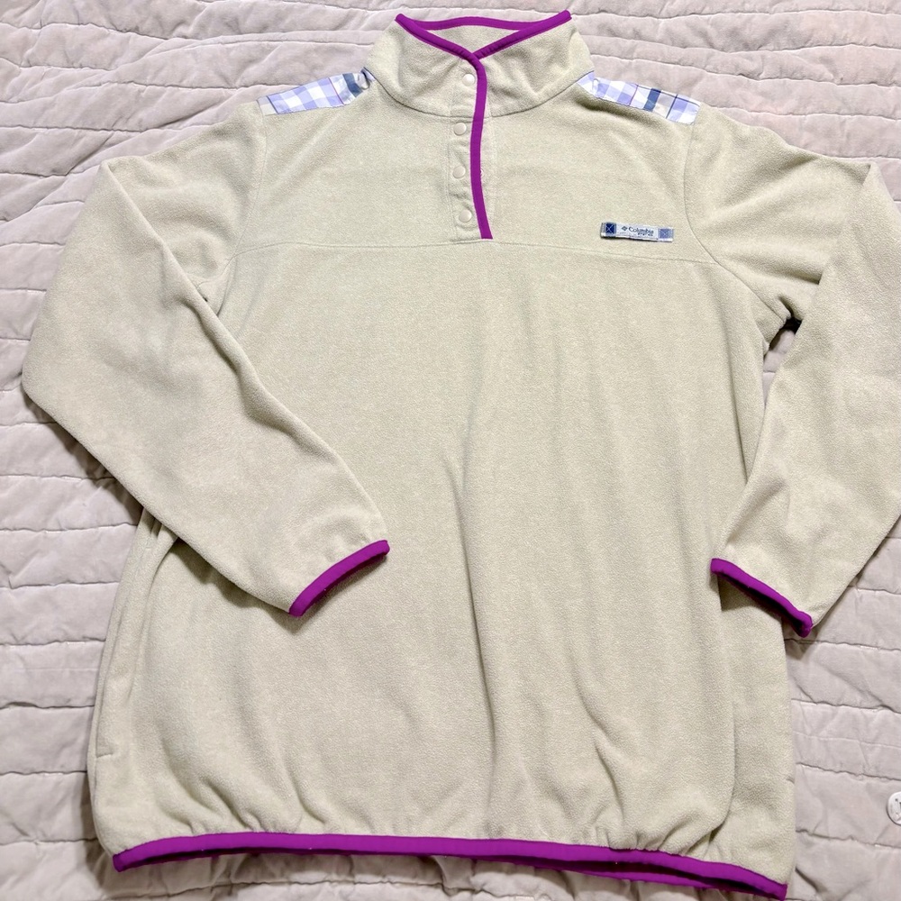 Women’s fleece pullover.